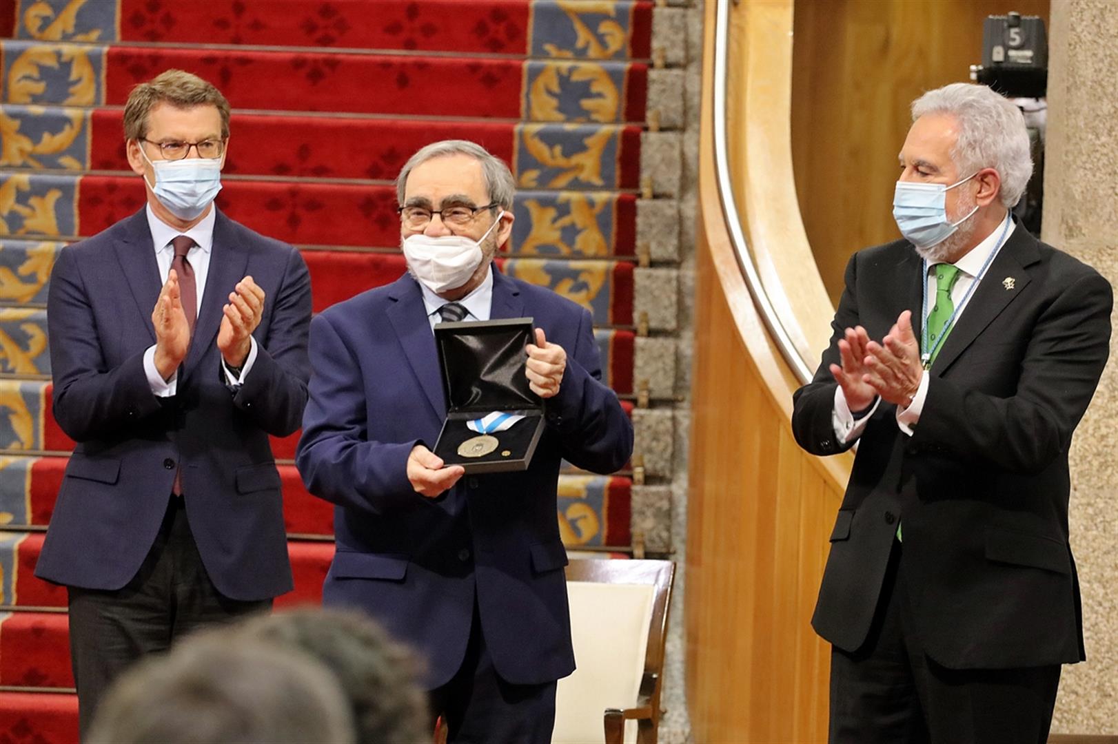 Juan Luis Saco Cid recolle a Medalla do Parlamento 2021 en nome da Fundación Otero Pedrayo
